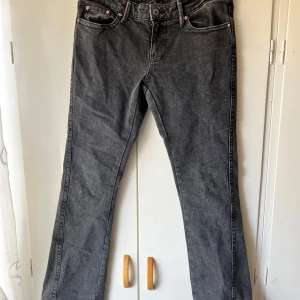 Svarta jeansbyxor från Gina tricot ”my perfect jeans” - Säljer ett par svarta jeansbyxor från gina som är lågmidjade. Jeansen har snygga detaljer på bakfickorna. Aldrig använt dom men finns ingen prislapp kvar för tog av den för snabbt..