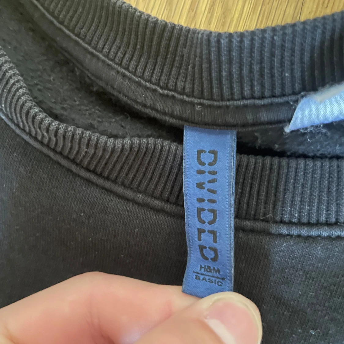 Svart sweatshirt från H&M Divided - 2