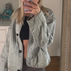 Jacka  - Helt oanvänd jacka från Zara i en jättefin ljusgrön färg 💗💗