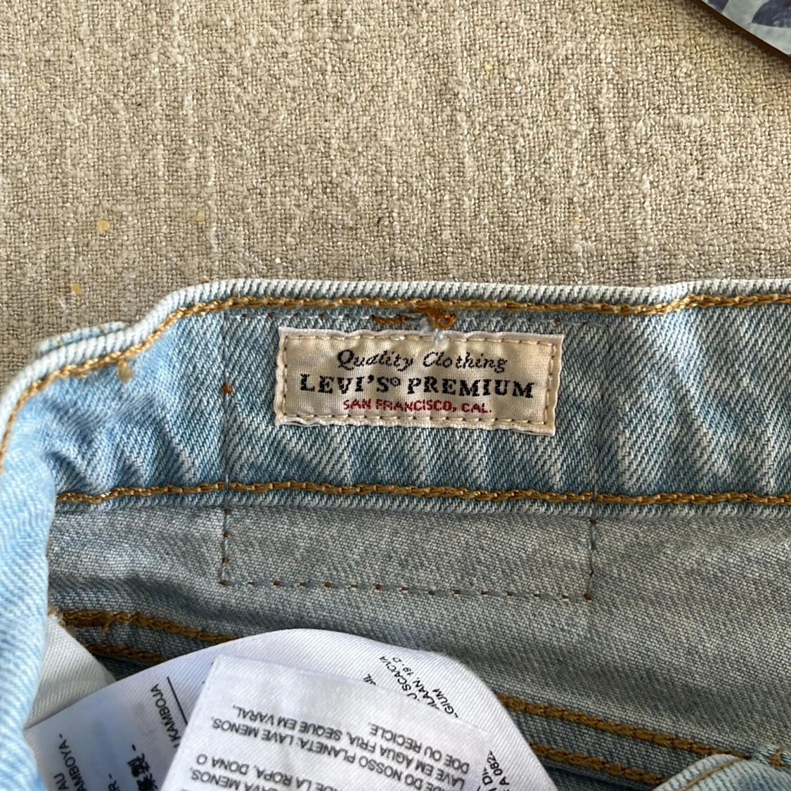 Ljusblå Levi's 501 jeans med råa benslut - 3