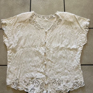 Blus med spets storlek S/M - Blus med spets