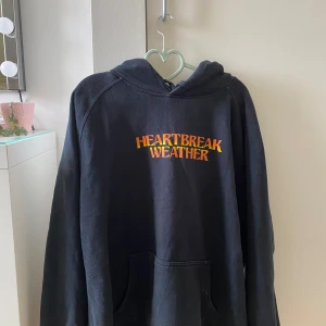 Niall Horan ”Heartbreak Weather” merch - Svart hoodie Niall Horan merch. Stolek XL men sitter mer som L. Snyggt tryck i bak samt text i fram. Knappt använd🌪️💫
