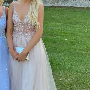 Ljusrosa balklänning  - Balklänning som är ljusrosa, stenar som detaljer, djup i ryggen och endast använd en gång, köpte den ny för 4500kr🫶🏻priset kan diskuteras😇