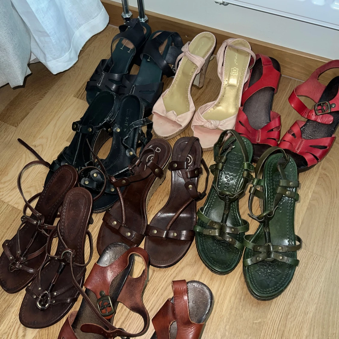 Flera par sandaler och klackskor i olika färger - 2