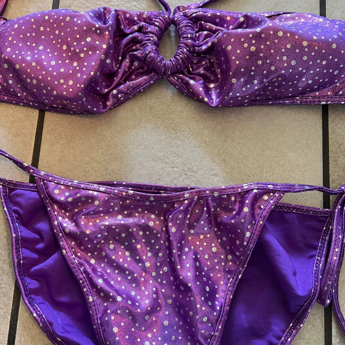 Lila bikini med glittriga prickar - 1