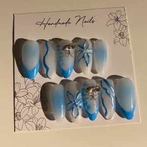 Press on gelé naglar - Storlek S, allt som behövs för att sätta fast dem följer med.(fil, nagelbands pusher, klisterlappar och desinfektions lappar)