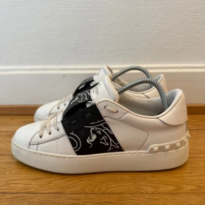 Valentino open sneakers  - Säljer nu dessa fina valentino open skor | Storlek 36,5 | Super fint skick, Ovanlig modell,  Kommer även med kvitto som intygar äktheten | Hör gärna av er vid frågor eller funderingar 😊