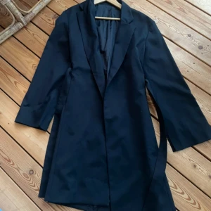 Filippa K kappa - Fin lite tunnare kappa från Filippa K, i en mörk marinblå färg