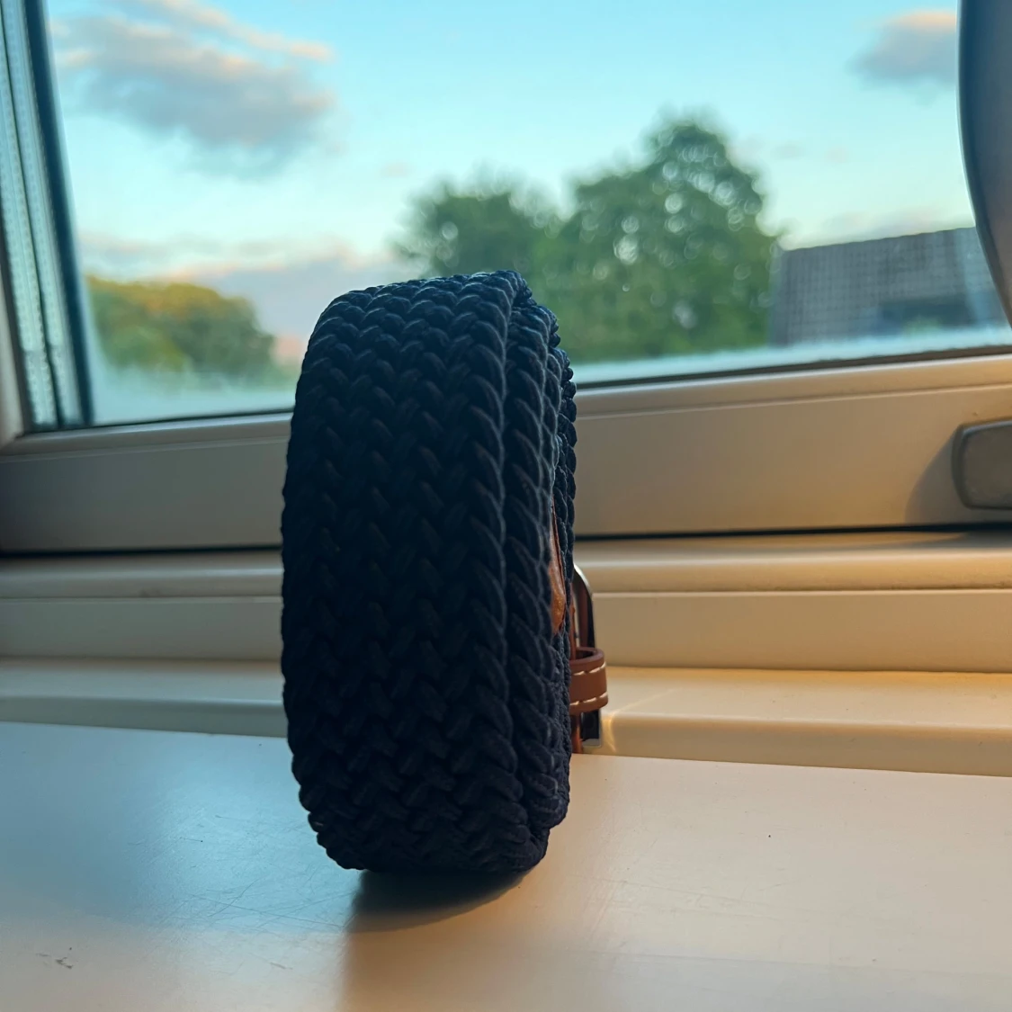 Blått flätat bälte med bruna skinn-detaljer - 1