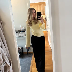 Svart långkjol - Svart långkjol, lite smått glittrig samt mesh-liknande i tyget.