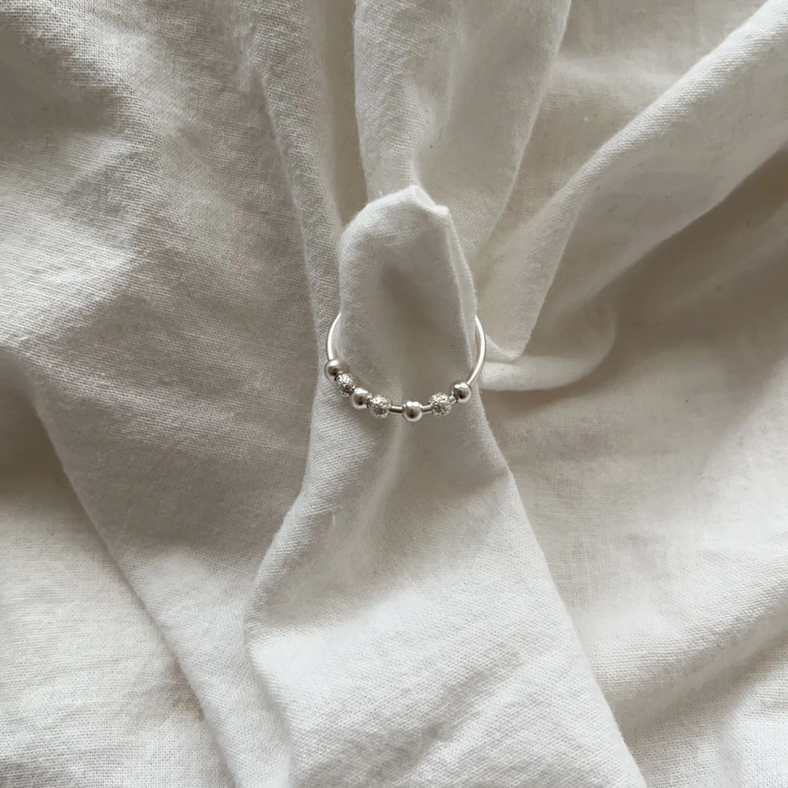 Snygg silverring med kulor - 1