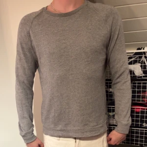 Grå sweatshirt från Denim & Supply Ralph Lauren - Säljer en enkel och sällsynt grå sweatshirt från Denim & Supply Ralph Lauren. Storlek m men sitter mer som L. Modellen på bilden är ca 187cm