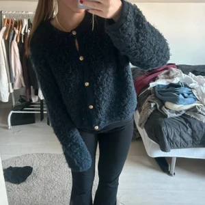 Stickad marinblå tröja - Säljer en superfin marinblå kofta/tröja från Gina tricot 