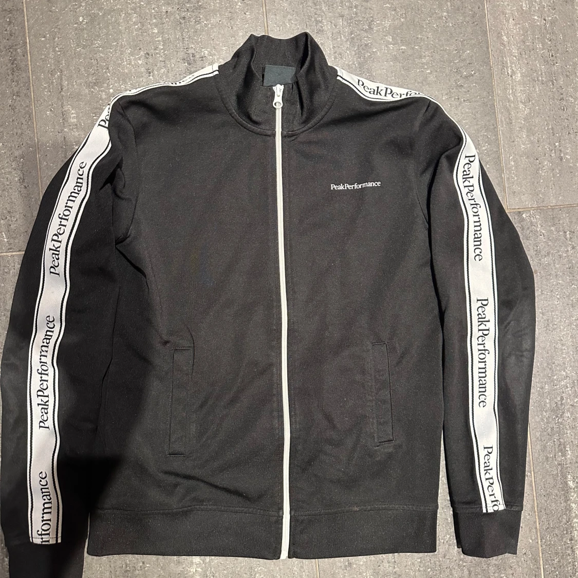 Svart träningsjacka från Peak Performance