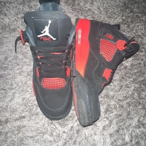 Jordan 4 red thunder - Priset går att diskutera vid snabbaffär. Går att rengöra innan man köper