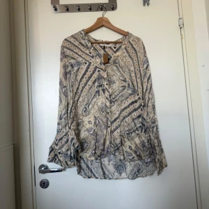 Odd molly skjorta  - Säljer en otroligt vacker ljusgul skjorta med beige, vit och lila detaljer. Blusen ha rmaterialet 100% viskos. Från märket Odd Molly i Storlek 3 som enligt deras storleksguide motsvarar en storlek L. Mycket fint skick, jag hittar inga synliga anmärkningar eller defekter. 