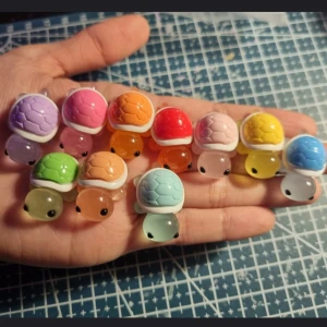 Minisköldpaddor figurer  - 10 stycken färgglada sköldpaddsfigurer. Passar bra som leksaker eller dekoration.                                                                              De kan lysa i mörkret – ställ dem på en plats där de får ljus under dagen, så laddas de upp. Det kan ta 2–3 dagar innan de lyser starkare.  Storlek 2,8cm lång 1,7cm bredd 1,2cm höjd🐢✨