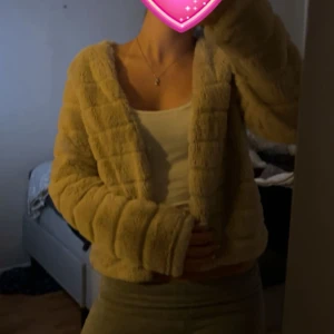 Beige teddyjacka  - Mysig beige teddyjacka/kofta ifrån gina🩷 endast testad 