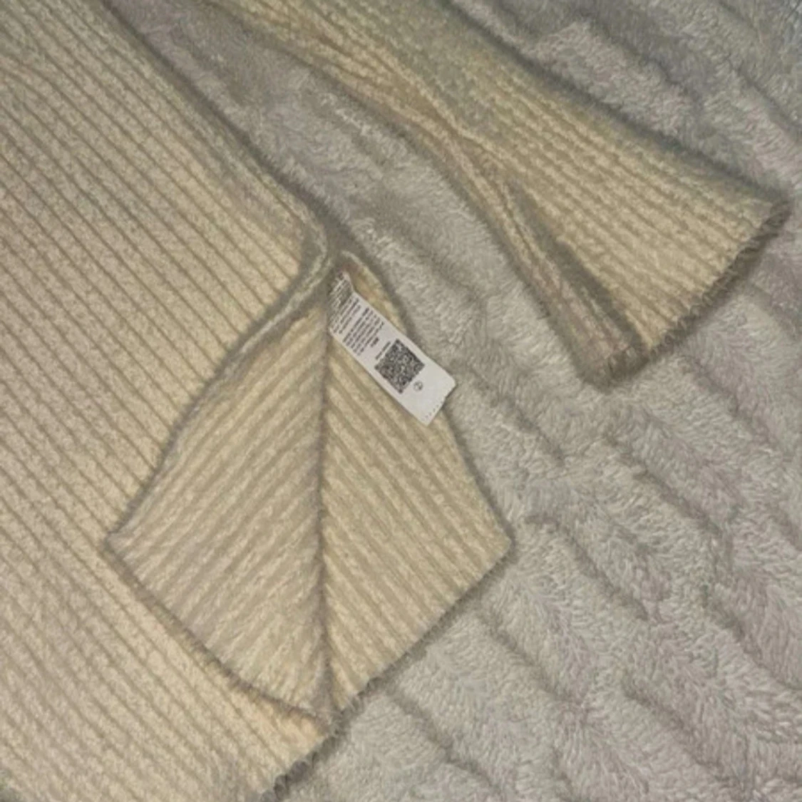 Beige ribbad stickad tröja - 1