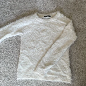 Fluffig tröja - Super gosig tröja från Gina Tricot i strl XS💕Använd men i gott skick 💕(Säljer för högst 50 kr då jag vill bli av med allt)