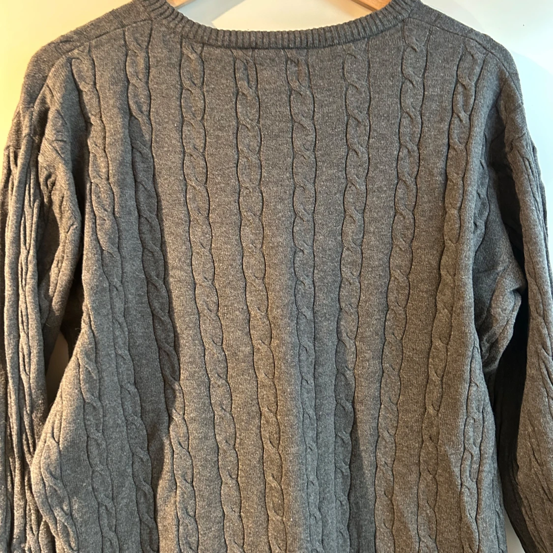 Grå kabelstickad tröja från Boomerang - 1