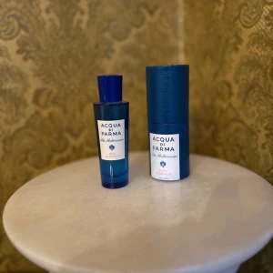 Acqua di Parma Fico Di Amalfi parfym - Fräsch parfym från Acqua di Parma i serien Fico Di Amalfi parfymFlaskan är djupblå med matchande blått lock och vit etikett. Kommer med tillhörande blå cylinderformad förpackning. Perfekt för dig som gillar exklusiva dofter med havsinspiration.