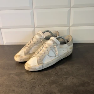 Philippe Model - Säljer ett par vita sneakers från Philippe Model. Ganska bra skick. Storlek 40 men passar lite större.
