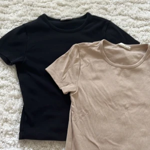 2 T-shirts - 2 stycken t-shirts!!!! Sköna och lite kortare än en vanlig T-shirt i modellen🎀