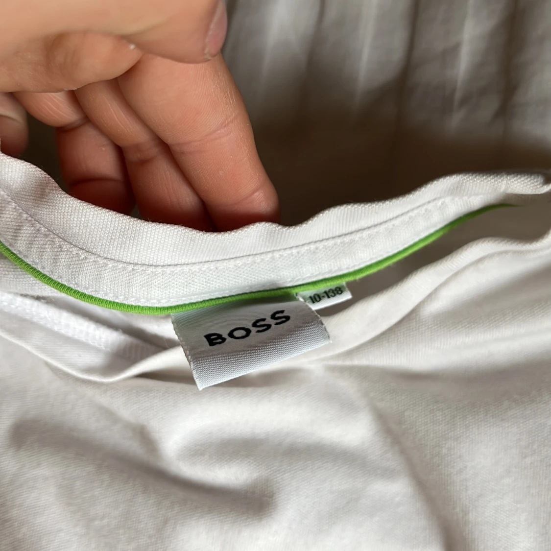 Vit t-shirt från BOSS med logotyp - 1