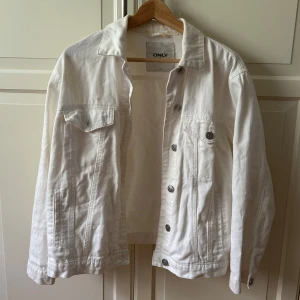 Vit over sized jeansjacka från ONLY - Over-sized snygg vit jeansjacka från ONLY i strl 36