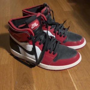 Nike Air Jordan 1 Zoom Air i rött, svart och vitt - Säljer ett par Nike Air Jordan 1 Zoom Air.                 Använda ett fåtal gånger men är i mycket bra skick. 