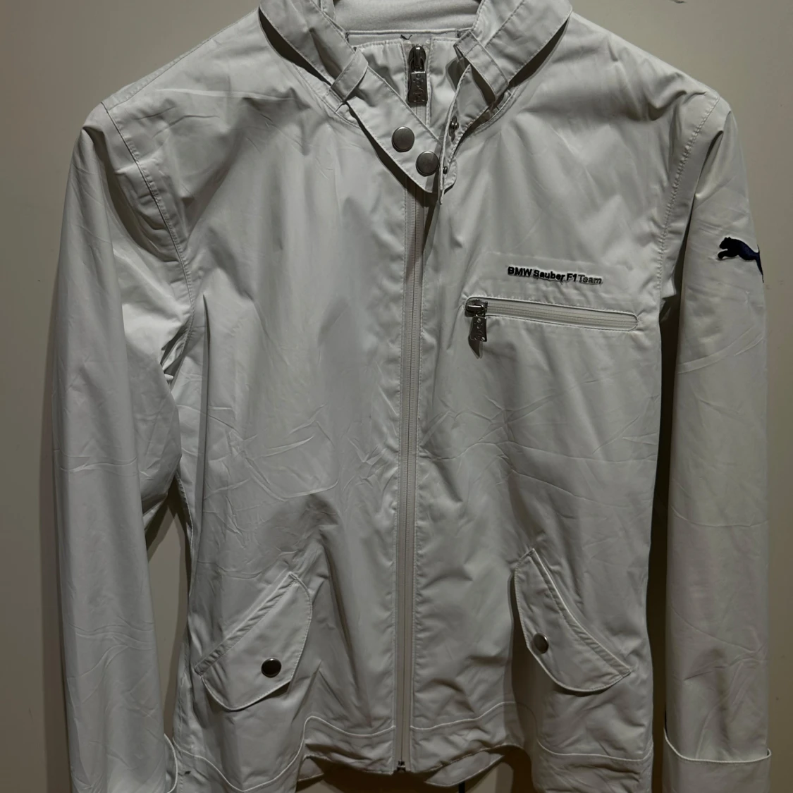 Vit vindjacka från Puma x BMW Sauber F1 Team