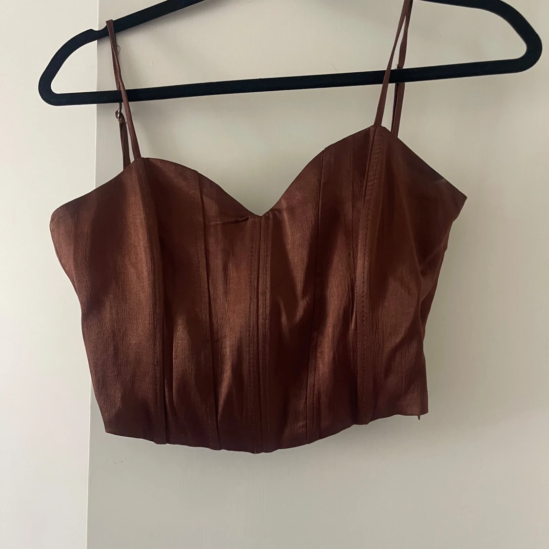Brun korsett-topp med smala axelband