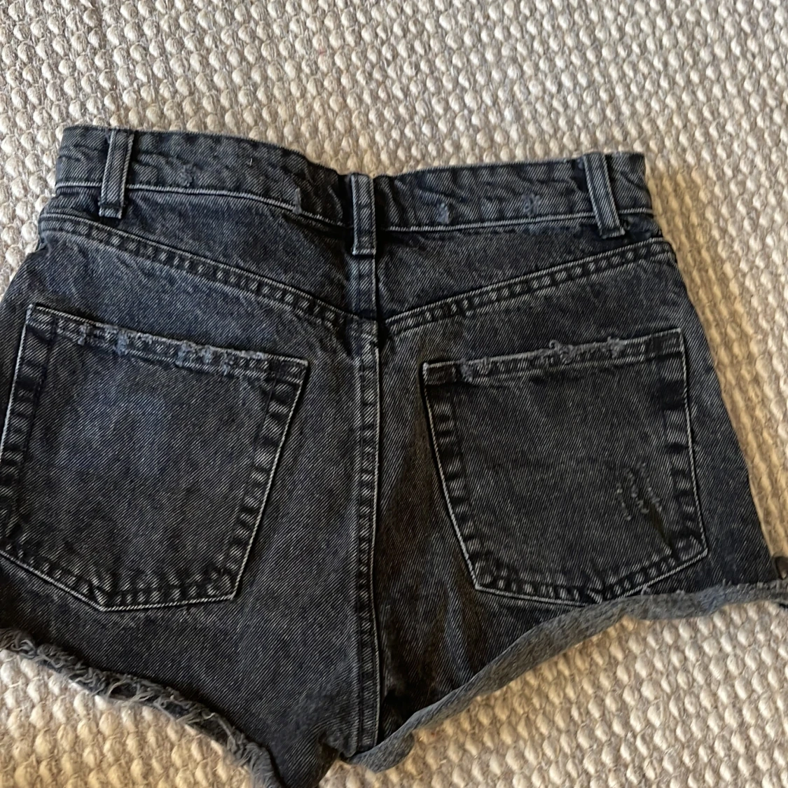 Svarta jeansshorts med fransar från Zara - 2