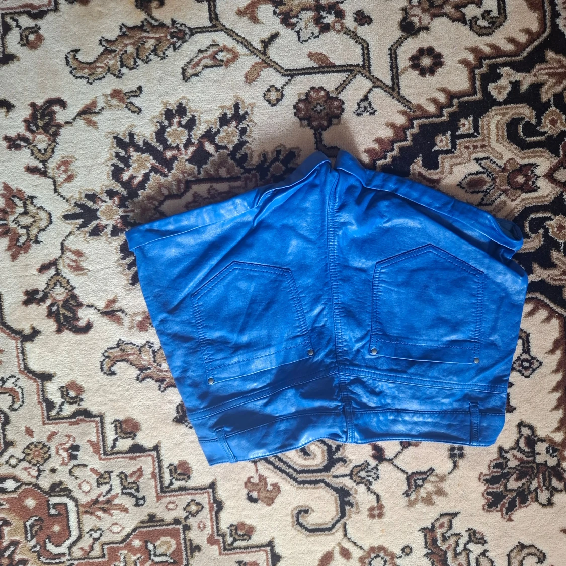 Blåa shorts i skinnimitation - 2