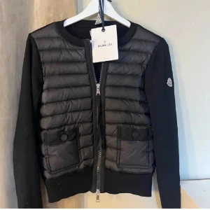 Moncler cardigan  - Säljer nu min älskade moncler cardigan!💖 den är i nyskick och sparsamt använd. Tagg finns på jackan! Den är i xs 