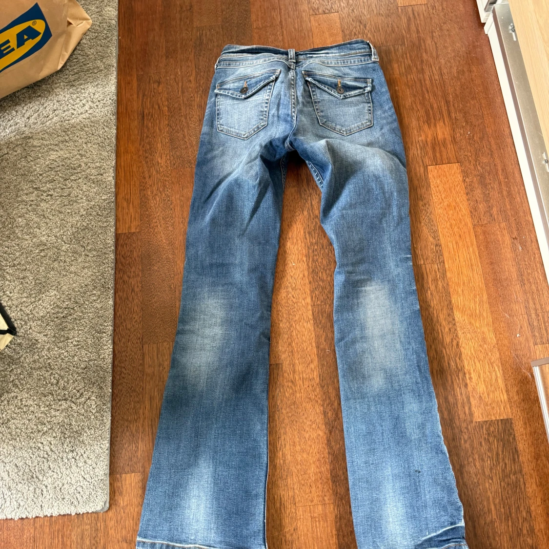 Blåa botcut jeans - 2