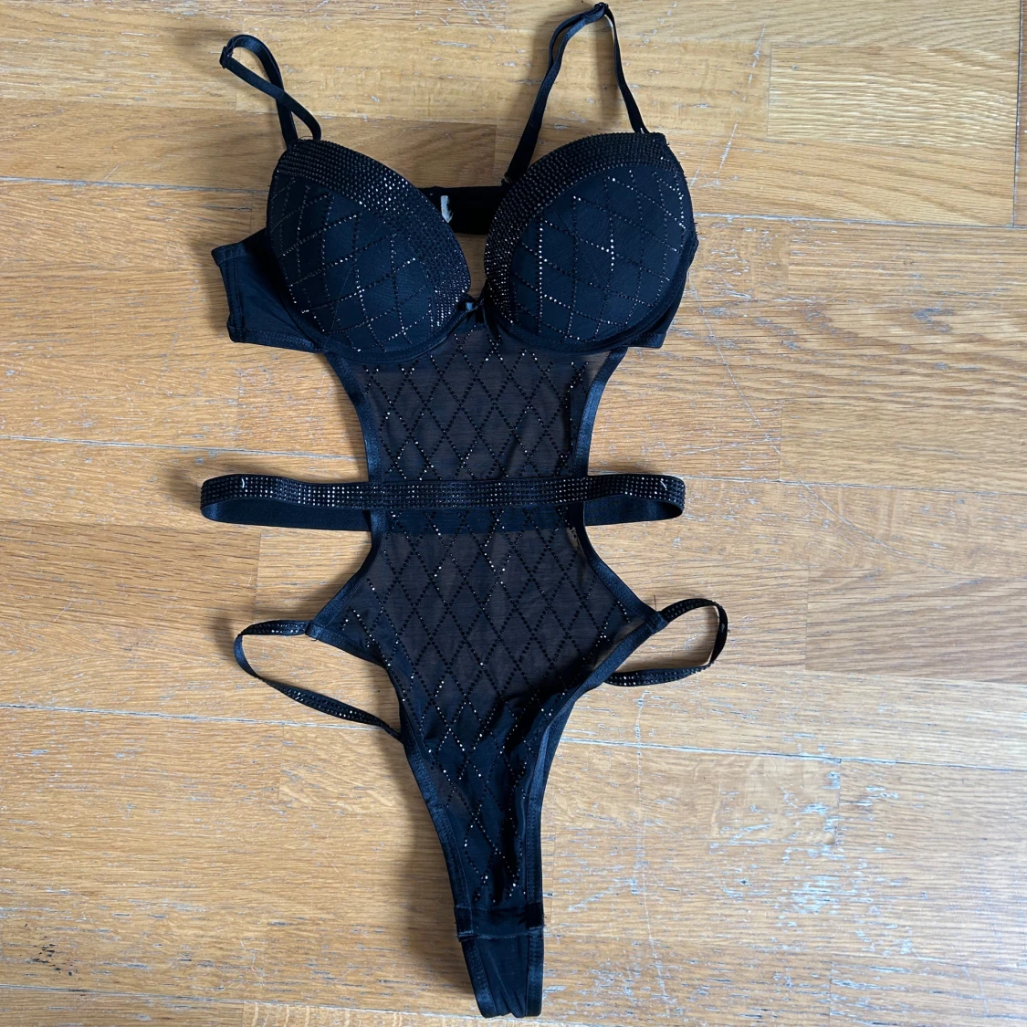 Svart mesh body med strassdetaljer