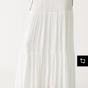 Vit långkjol - Säljer en vit lång kjol . Kjolen har en luftig och flowy passform, perfekt till sommaren💕