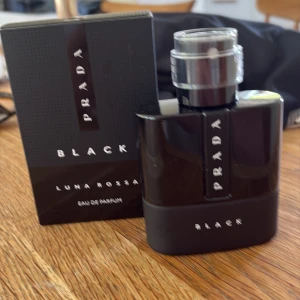 Prada black - Jättegod å kryddig doft med cirka 40-45ml kvar. Nypris ligger på 790kr. Säljer då jag har många andra parfymer. Säljer överlägset billigast på plick 