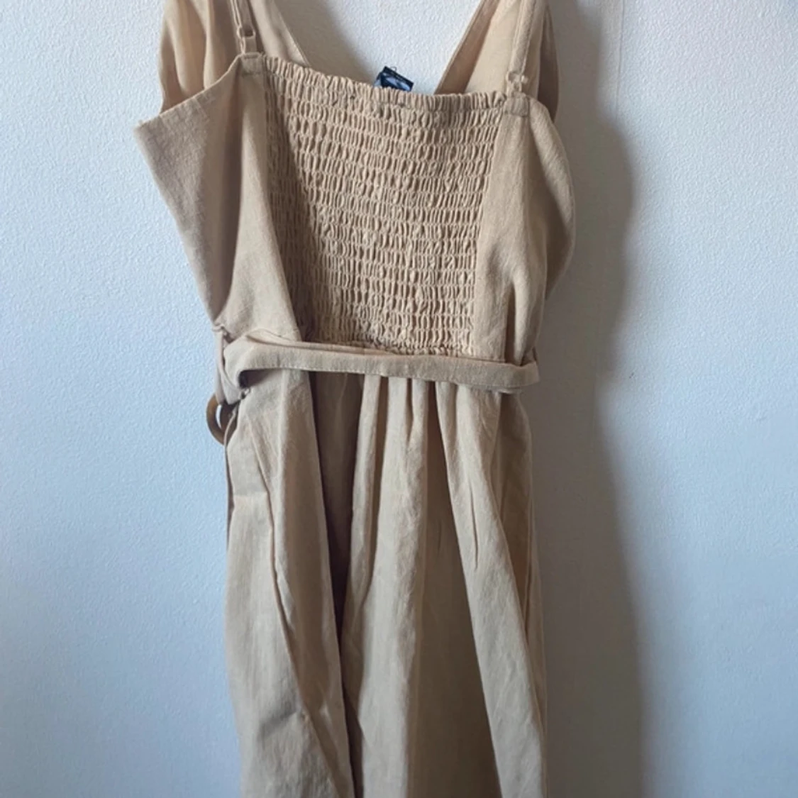 Beige omlottklänning med bälte från Amisu - 1