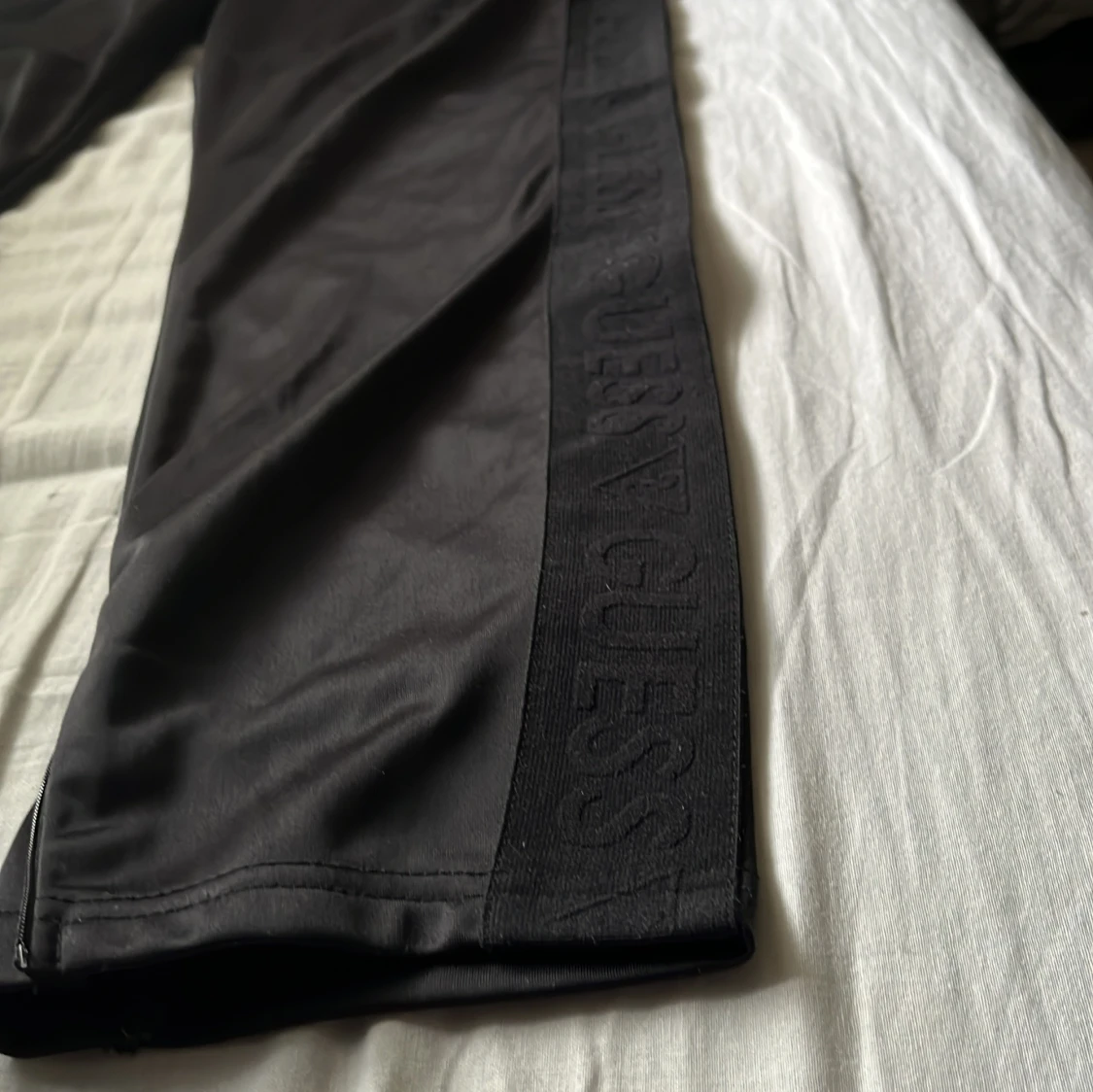 Svarta träningsbyxor från Guess - 2