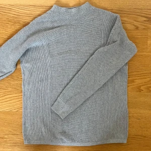 Stickad tröja - Ljusgrå ribbstickad tröja från Cecil. Tröjan har lite högre krage. Endast använd fåtal gånger och har inga tecken på användning, som ny☺️