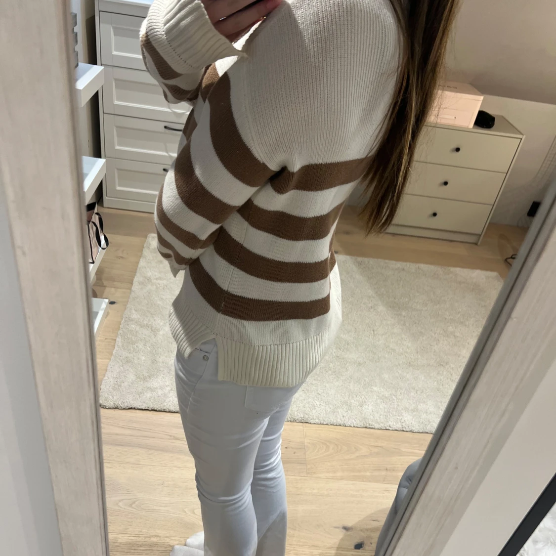 Randig stickad tröja i beige och vitt - 2