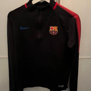 Barcelona träningströja - Säljer nu en Barcelona träningströja som är köpt på campo nou. Strl XS i herr Men XL i barn.                  Skick 8/10.      Hör av dig om du har några funderingar 