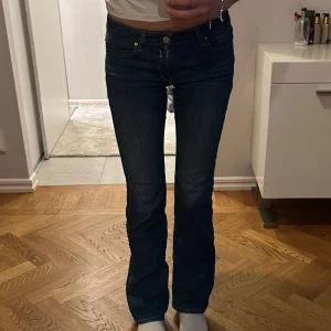 Blå Replay jeans - Säljer ett par blå jeans från Replay med bootcut-passform💕💕har inga tecken på användning alls