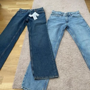 Jeans - Säljer två par raka jeans, ett i mörkblå tvätt och ett i ljusblå tvätt. Båda har klassisk femficksdesign och normal passform. Perfekta för dig som gillar tidlös denimstil. 400 styck eller båda för 650 kr 