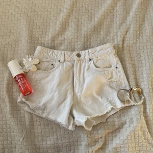 Vita jeansshorts från Zara - Säljer ett par vita jeansshorts från Zara med råa kanter och slitna detaljer. Den har storlek 152 men passar nog 164, alltså S-M bättre då den är ganska stor i midjan. Säljer pga den har inte kommit till användning men jätte fin ändå! Priset för 100% att diskuteras 🫶💕