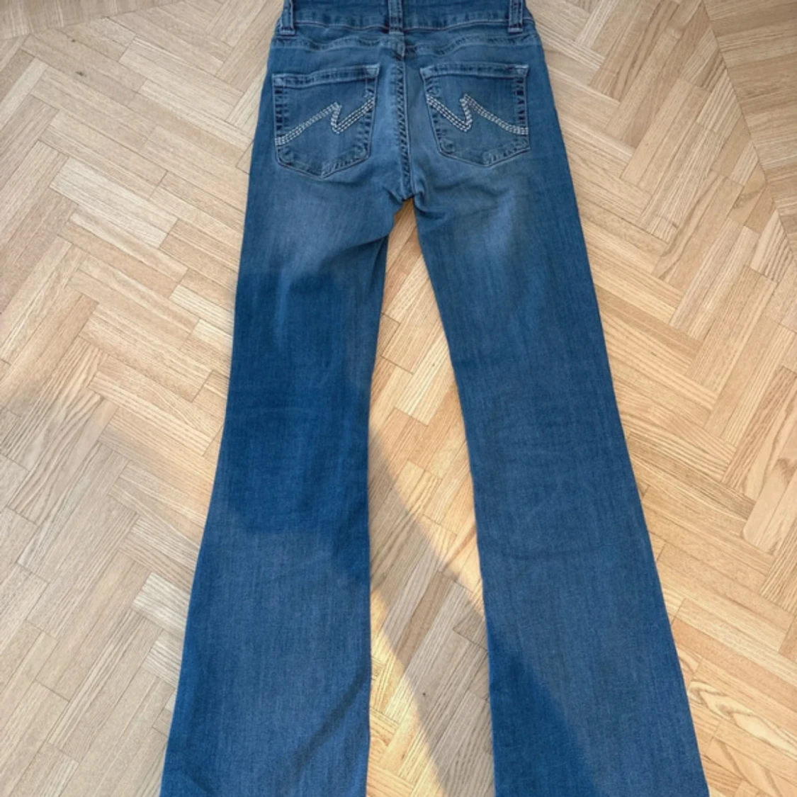 Blå bootcut jeans med broderade bakfickor - 1