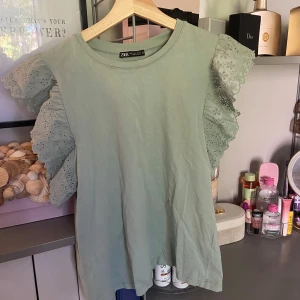 Ljusgrön topp med volangärmar från Zara - Ljusgrön topp från Zara med volangärmar❤️